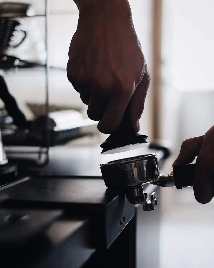 Photo of how to tamp coffee