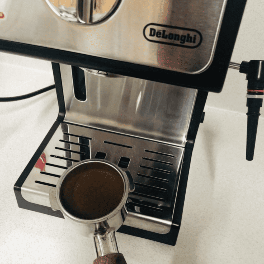Delonghi ECP3420 brewing espresso